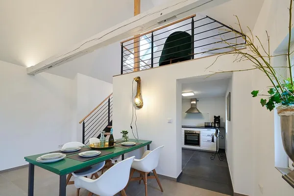 Exklusives Wohnen im umgebauten Stallgebäude – Wohnzimmer, Ferienwohnung in Bad Zwischenahn