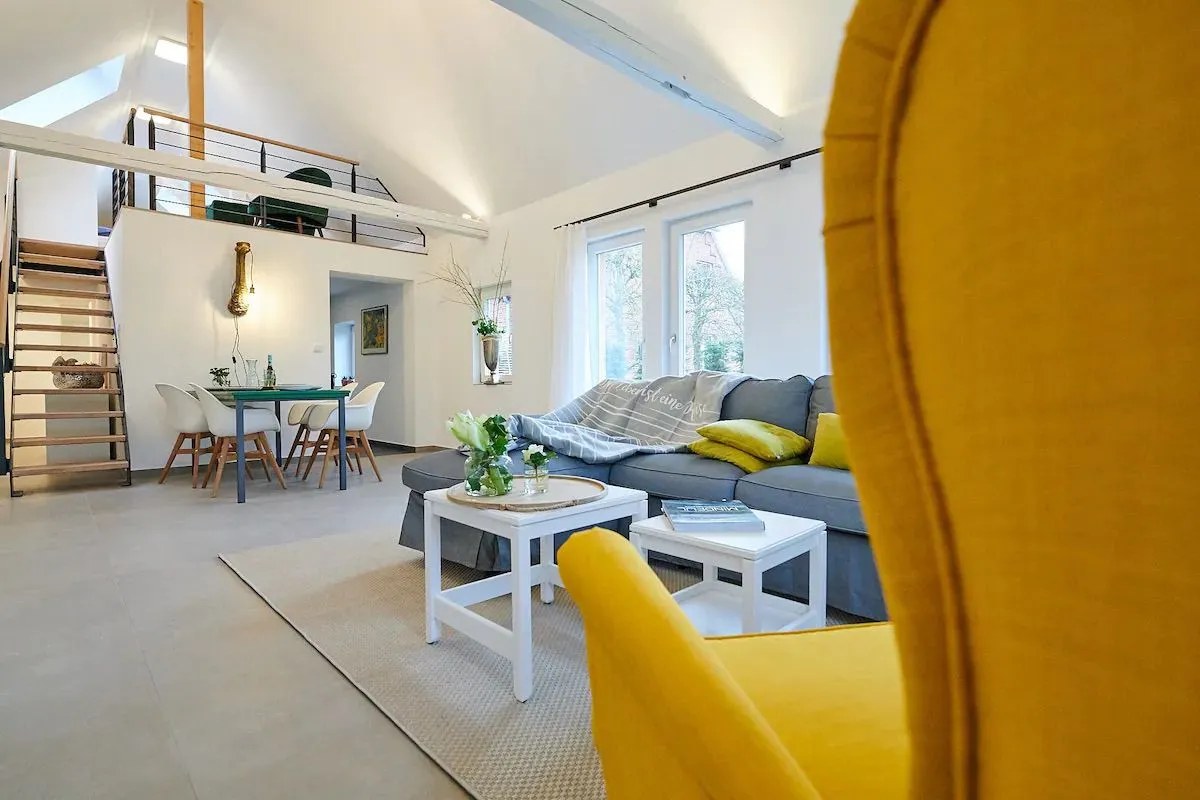 Exklusives Wohnen im umgebauten Stallgebäude – Wohnzimmer, Ferienwohnung in Bad Zwischenahn