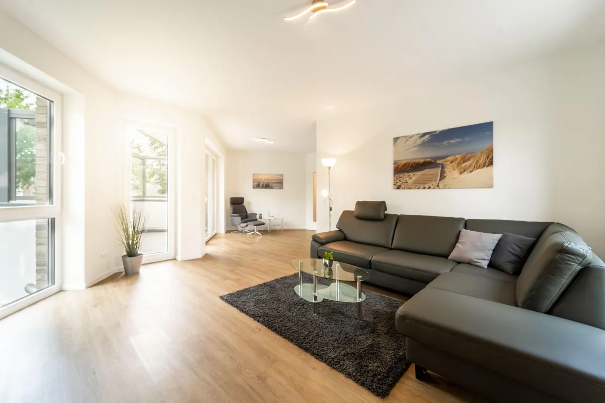 Moderne Ferienwohnung mit SUPs, Balkon und Parkplatz – Wohnzimmer, Ferienwohnung in Bad Zwischenahn