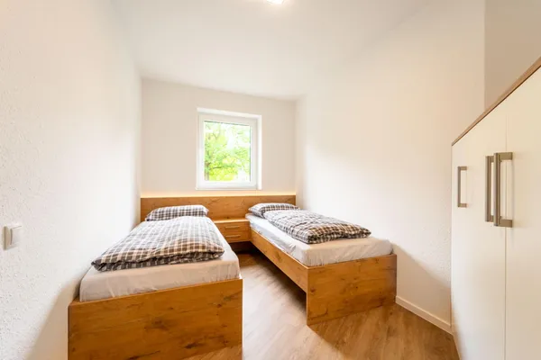 Moderne Ferienwohnung mit SUPs, Balkon und Parkplatz – Schlafzimmer, Ferienwohnung in Bad Zwischenahn